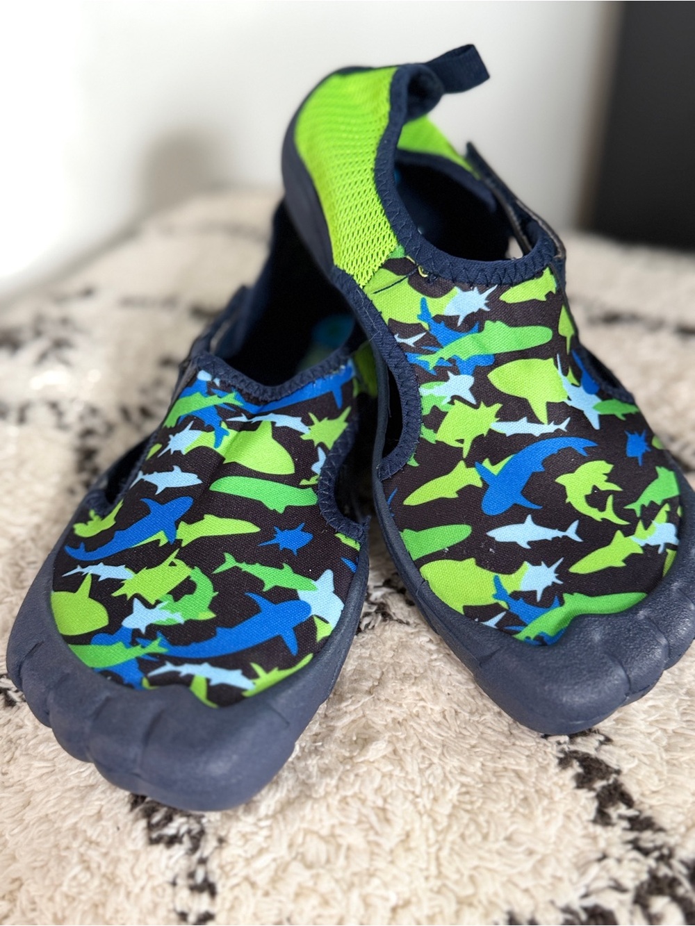 Newtz Kid Shark Print Water Shoes Aqua Socks Beach Pool Swim Size 2/3 blue green